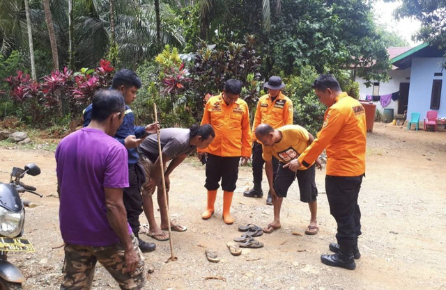 Sandal milik kakek Abdullah yang ditemukan di kebun sawit.