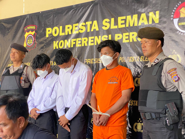 Konferensi pers pengungkapan kasus penganiayaan di Mapolsek Sleman, Kamis (10/10). Foto: Resti Damayanti/Pandangan Jogja