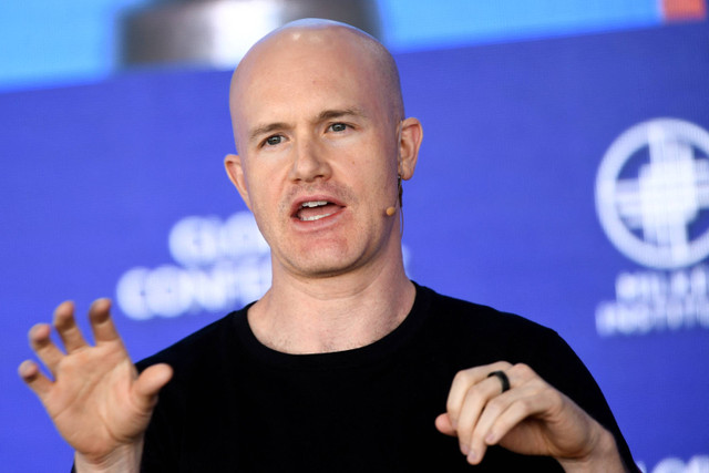 Brian Armstrong, CEO dan Co-Founder, Coinbase, berbicara dalam Konferensi Global Milken Institute pada tanggal 2 Mei 2022 di Beverly Hills, California. Foto: Patrick T. Fallon/AFP