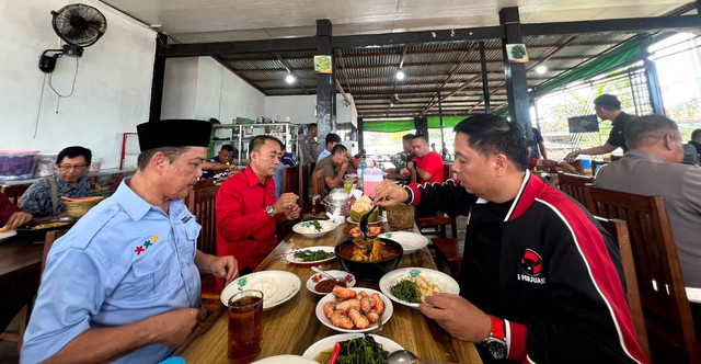 Paslon Gubernur dan Wagub Kalbar, Ria Norsan-Krisantus, dan Lasarus sedang menyantap makan siang. Foto: Dok. Istimewa