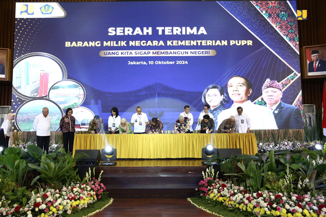 Kementerian PUPR bersama Kementerian Keuangan melakukan serah terima Barang Milik Negara (BMN) Kementerian PUPR Tahun 2024 di Auditorium Kementerian PUPR, Jakarta, Kamis (10/10/2024). Foto: Dok. Kementerian PUPR