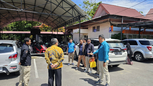 Survei lokasi pemasangan SPKLU dan  SPLU oleh Manajemen PLN UP3 Pontianak dengan pihak Fakultas Keguruan dan Ilmu Pendidikan (FKIP) Universitas Tanjungpura. Foto: Dok. PLN Kalbar