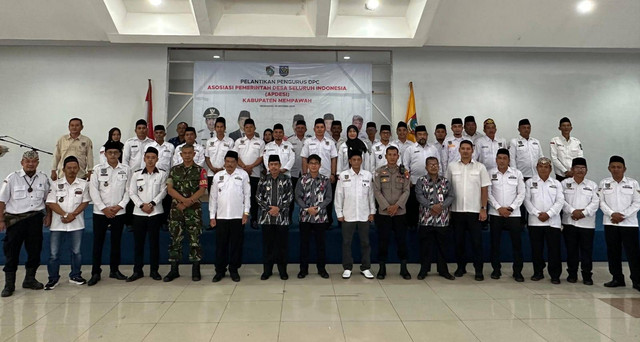 Foto bersama dalam pelantikan pengurus DPC Apdesi Kabupaten Mempawah. Foto: M. Zain/Hi!Pontianak