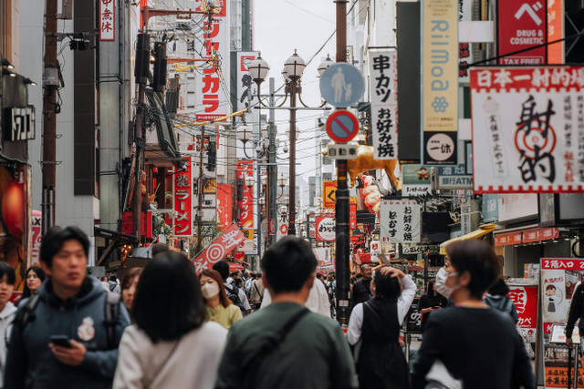 Foto oleh Elifinatlasi, https://www.pexels.com/photo/tourists-on-a-street-in-dotonbori-23480329/