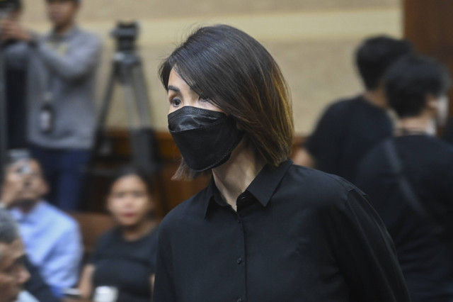 Terdakwa Helena Lim berjalan memasuki ruang sidang untuk menjadi saksi bagi tiga terdakwa lainnya dalam kasus dugaan korupsi tata niaga timah di Pengadilan Tipikor, Jakarta, Kamis (10/10/2024). Foto: Rivan Awal Lingga/ANTARA FOTO