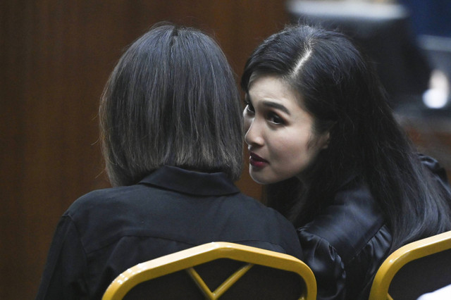 Artis Sandra Dewi (kanan) bersiap meberikan kesaksian dalam sidang lanjutan kasus dugaan korupsi tata niaga timah sidang lanjutan kasus dugaan korupsi tata niaga timah di Pengadilan Tipikor, Jakarta, Kamis (10/10/2024). Foto: Rivan Awal Lingga/ANTARA FOTO