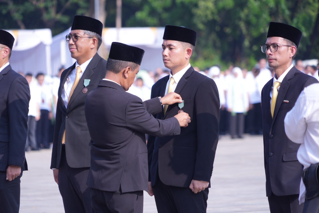 Asisten Manajer Kajian, Inspeksi, Evaluasi & Pelaporan PT Bukit Asam Tbk (PTBA) Tegar Resdiansyah mendapat tanda Tanda Kehormatan Satyalancana Wira Karya dari menteri ESDM Bahlil Lahadalia pada Upacara Hari Pertambangan dan Energi ke-79 di Jakarta pada Kamis (10/10/2024). Foto: Dok. Bukit Asam