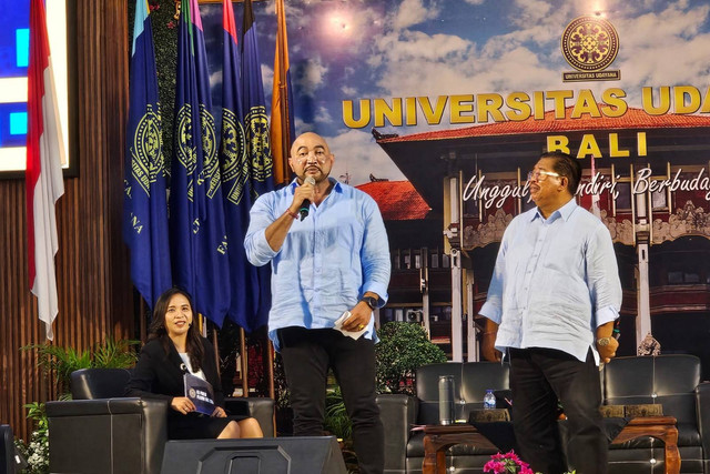 Pasangan Calon Gubernur dan Wakil Gubernur Bali Made Muliawan Arya dan Putu Agus Suradnyana (De Gadjah-PAS) dalam acara Uji Publik Pilkada Bali 2024 di Universitas Udayana, Kamis (10/10/2024). Foto: Denita BR Matondang/kumparan