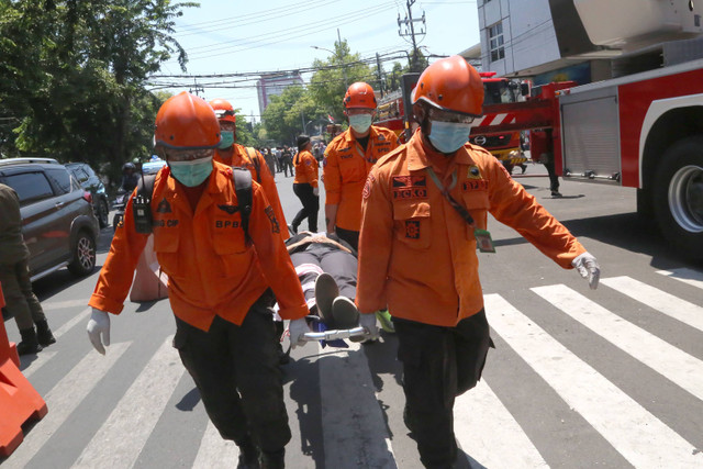 Simulasi penanganan gempa yang dilakukan Pemkot Surabaya, Kamis (10/10). Foto: Diskominfo Surabaya