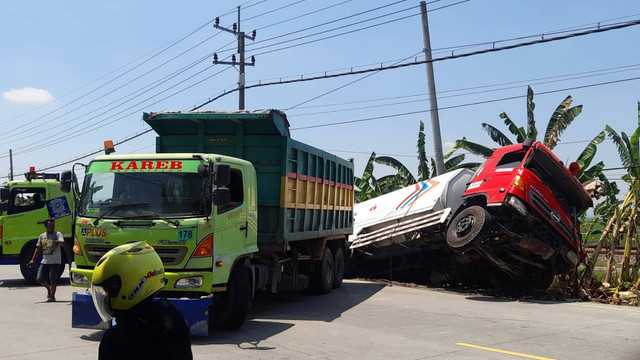 Kecelakaan lalu-lintas tunggal terjadi di Desa Leran, Kecamatan Kalitidu, Kabupaten Bojonegoro, Jawa Timur. Kamis (10/10/2024) (Aset: Istimewa)