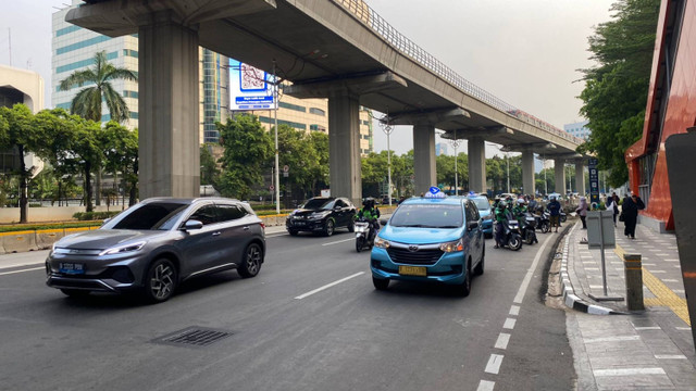 Jalan H. R. Rasuna Said depan Kemenkes RI sudah kembali lancar usai unjuk rasa bubarkan diri pada Kamis (10/10/2024). Foto: Abid Raihan/kumparan