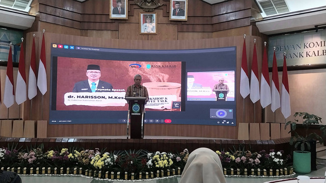 Pj Gubernur Harisson saat menyampaikan sambutan di kegiatan Workshop and Coffee Talk: Penguatan Tata Kelola BUMD, BLUD Kesehatan, dan BUMDesa untuk Kontribusi Optimal dalam Pembangunan Kalimantan Barat, Kamis, 10 Oktober 2024. Foto: Alycia Tracy Nabila/Hi!Pontianak