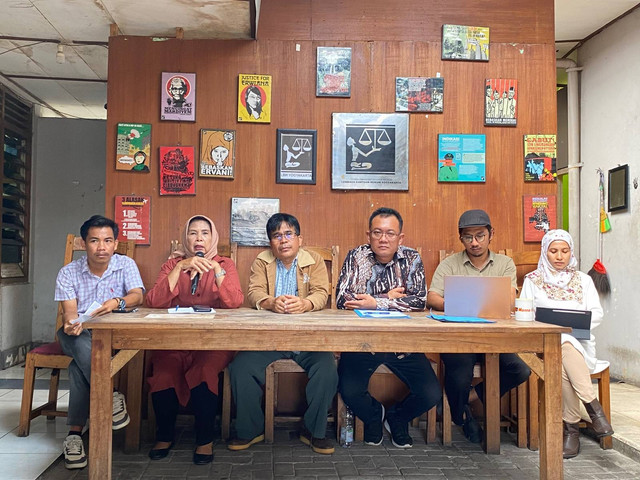 Konferensi pers terkait penahanan ijazah oleh SMA, SMK, dan MA di Sekretariat LBH Yogyakarta, Kamis (10/10). Foto: Resti Damayanti/Pandangan Jogja