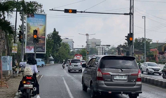 Traffic light di Simpang Jalan ZA Pagar Alam tepatnya depan pintu masuk Terminal Rajabasa atau Dinas Bina Marga dan Bina Kontruksi Provinsi Lampung. | Foto: Sinta Yuliana/Lampung Geh