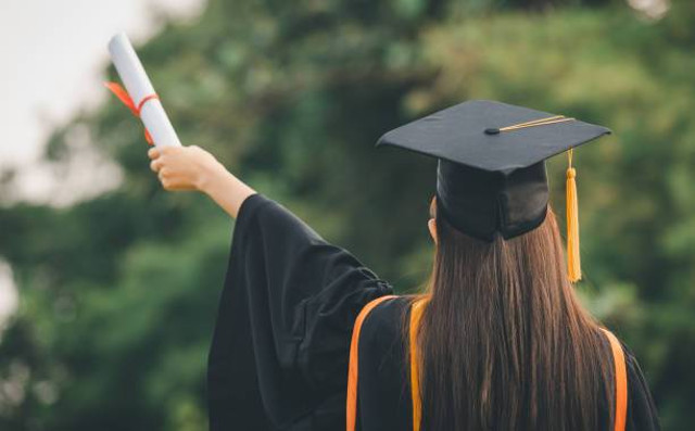 ilustrasi gambar perempuan berpendidikan tinggi (sumber : https://pixabay.com/id/photos/search/perempuan%20wisuda/)