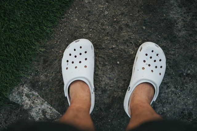 Rekomendasi Merk Sandal Pria. Foto Crocs. Sumber Unsplash Nathan Dumlao