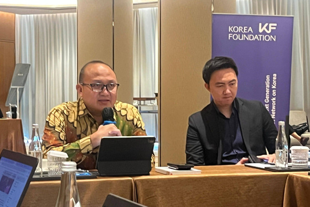 Direktur Energi, Mineral, dan Sumber Daya Tambang Bappenas Nizhar Marizi dan Kepala Departemen Bisnis Baru Hendry Pratama dalam workshop Indonesian Next Generation Journalist Network on Korea yang diselenggarakan oleh FPCI di Jakarta Selatan. Foto: Tiara Hasna/kumparan