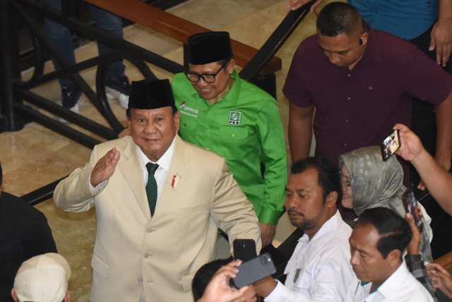 Ketua Umum PKB Muhaimin Iskandar  dan Presiden terpilih Prabowo Subianto menghadiri pembukaan Rapat Koordinasi Nasional Legislatif PKB di Jakarta, Kamis (10/10/2024). Foto: Indrianto Eko Suwarso/ANTARA FOTO