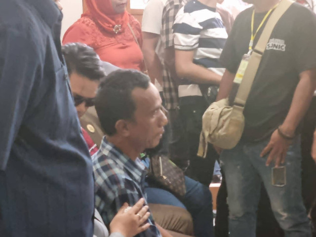 Ayah siswi SMP yang hadir menyaksikan vonis ringan yang didapatkan keempat pelaku, Foto : Abdullah Toriq/Urban Id