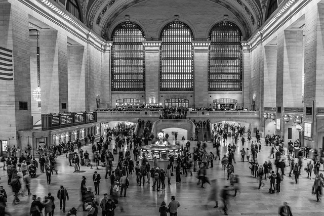 stasiun besar yang dipenuhi oleh banyak orang yang sedang bergerak ( sumber: https://pixabay.com/id/ )