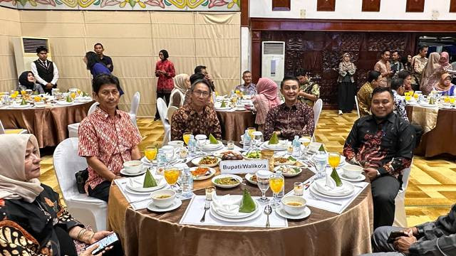 Penjabat Bupati Sitaro, Joi Eltiano B Oroh, bersama Kepala Dinas PUPRPKP Bob Ch Wuaten saat menghadiri gala dinner di peringatan Bulan Pengurangan Risiko Bencana (PRB), di Aceh.