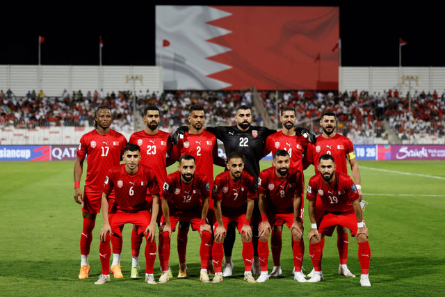 Pemain Timnas Bahrain foto bersama saat melawan Timnas Indonesia pada pertandingan Grup C Ronde 3 Kualifikasi Piala Dunia 2026 di Stadion Nasional Bahrain, Riffa, Bahrain, Kamis (10/10/2024). Foto: Hamad I Mohammed/REUTERS