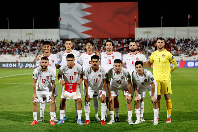 Pemain Timnas Indonesia foto bersama saat melawan Timnas Bahrain pada pertandingan Grup C Ronde 3 Kualifikasi Piala Dunia 2026 di Stadion Nasional Bahrain, Riffa, Bahrain, Kamis (10/10/2024). Foto: Hamad I Mohammed/REUTERS