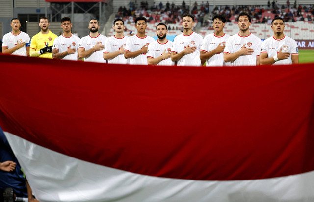 Pemain Timnas Indonesia menyanyikan lagu kebangsaan saat melawan Timnas Bahrain pada pertandingan Grup C Ronde 3 Kualifikasi Piala Dunia 2026 di Stadion Nasional Bahrain, Riffa, Bahrain, Kamis (10/10/2024). Foto: Hamad I Mohammed/REUTERS