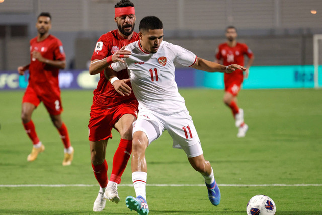 Pemain Timnas Indonesia Ragnar Oratmangoen berebut bola dengan pemain Timnas Bahrain Waleed Al Hayam pada pertandingan Grup C Ronde 3 Kualifikasi Piala Dunia 2026 di Stadion Nasional Bahrain, Riffa, Bahrain, Kamis (10/10/2024). Foto: Hamad I Mohammed/REUTERS