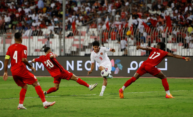 Pemain Timnas Indonesia Rafael Struick mencetak gol ke gawang Timnas Bahrain pada pertandingan Grup C Ronde 3 Kualifikasi Piala Dunia 2026 di Stadion Nasional Bahrain, Riffa, Bahrain, Kamis (10/10/2024). Foto: Hamad I Mohammed/REUTERS