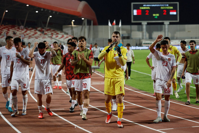 Pemain Timnas Indonesia menyapa suporter usai melawan Bahrain pada pertandingan Grup C Ronde 3 Kualifikasi Piala Dunia 2026 di Stadion Nasional Bahrain, Riffa, Bahrain, Kamis (10/10/2024). Foto: Hamad I Mohammed/REUTERS