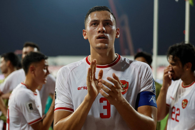 Pemain Timnas Indonesia Jay Idzes menyapa suporter usai melawan Bahrain pada pertandingan Grup C Ronde 3 Kualifikasi Piala Dunia 2026 di Stadion Nasional Bahrain, Riffa, Bahrain, Kamis (10/10/2024). Foto: Hamad I Mohammed/REUTERS