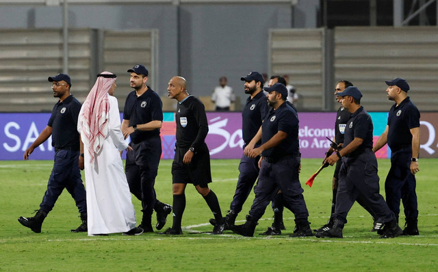 Petugas keamanan menjaga wasit Ahmed Al-Kaf usai laga Timnas Indonesia melawan Bahrain pada pertandingan Grup C Ronde 3 Kualifikasi Piala Dunia 2026 di Stadion Nasional Bahrain, Riffa, Bahrain, Kamis (10/10/2024). Foto: Hamad I Mohammed/REUTERS