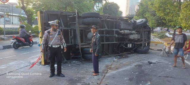 Truk terbalik di Slipi.  Foto: Dok. Istimewa