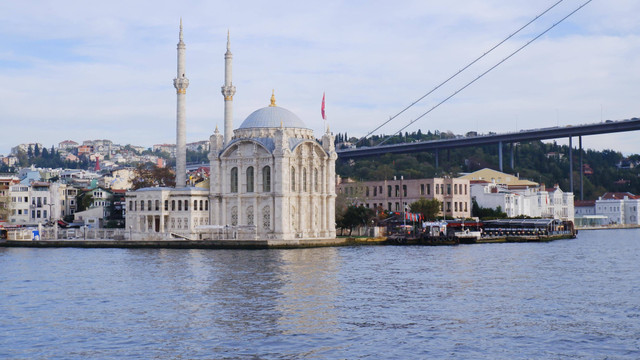 Masjid Ortaköy dilihat dari Bosphorus Cruise. Foto: dok. pribadi.