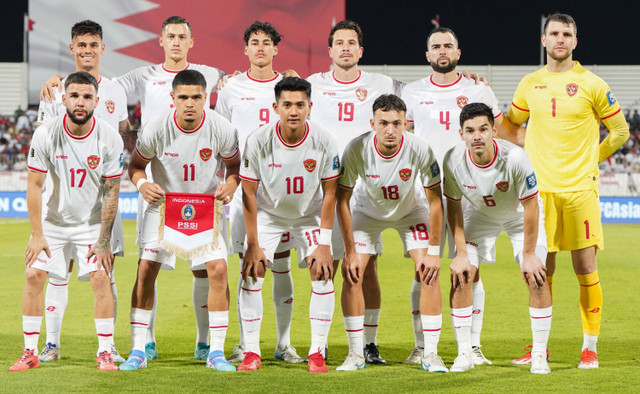 Sejumlah pemain Timnas Indonesia berpose ke arah fotografer sebelum bertanding melawan Timnas Bahrain dalam laga Grup C putaran ketiga Kualifikasi Piala Dunia 2026 zona Asia di Stadion Nasional Bahrain, Kamis (10/10/2024). Foto: ANTARA FOTO/HO-PSSI