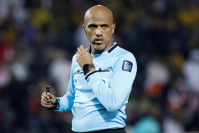 Wasit pertandingan asal Oman, Ahmed al-Kaf, mengawasi selama pertandingan sepak bola Grup E Piala Asia AFC Qatar 2023 antara Bahrain dan Malaysia di Stadion Jassim bin Hamad di Doha pada 20 Januari 2024. Foto: KARIM JAAFAR/AFP