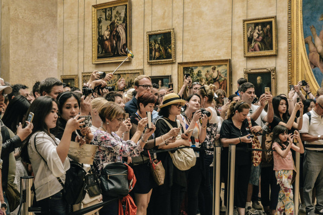 Ilustrasi Caption Selamat Hari Museum Nasional. Unsplash/Alicia Baja.