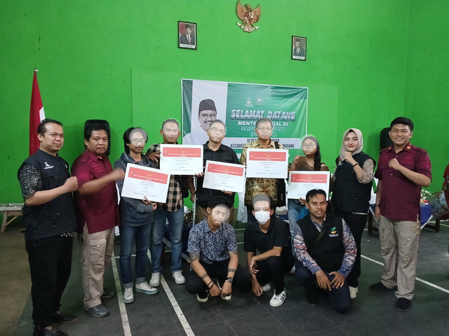 Pembimbing Kemasyarakatan Bapas Semarang mendampingi para Klien Pemasyarakatan yang mendapatkan Bantuan