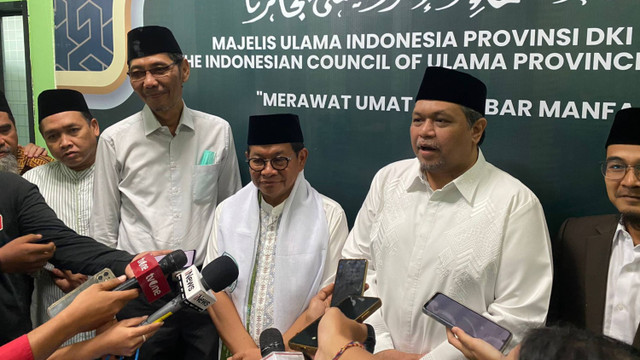 Calon Gubernur Jakarta nomor urut tiga, Pramono Anung (tengah); bersama ketua MUI Jakarta, KH. Muhammad Faiz (kanan), Jumat (11/10/2024).  Foto: Abid Raihan/kumparan