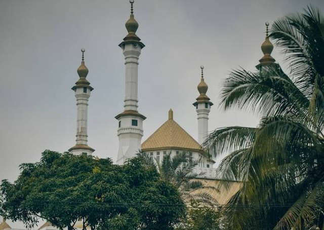 Masjid Agung Sumedang. Foto hanyalah ilustrasi bukan tempat sebenarnya. Sumber: Unsplash/Haidan