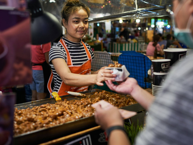 Jajanan Pasar Lama Tangerang. Foto hanya sebagai ilustrasi saja, bukan tempat sebenarnya. Sumber: Unsplash/Norbert Braun.