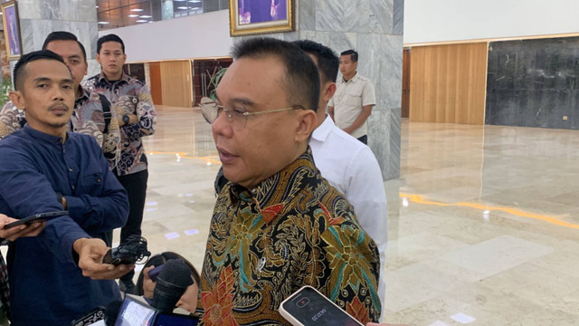 Wakil Ketua DPR Sufmi Dasco Ahmad menjawab pertanyaan awak media di Kompleks Parlemen Senayan, Jakarta, Jumat (11/10/2024).  Foto: Luthfi Humam/kumparan