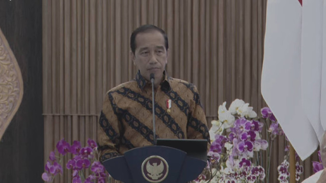 Presiden Jokowi menyampaikan paparannya saat 100 CEO Forum Tahun 2024 di Istana Garuda, Ibu Kota Nusantara (IKN), Kalimantan Timur, Jumat (11/10/2024). Foto: Youtube/ Sekretariat Presiden