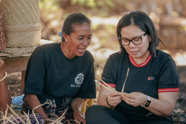 Perempuan NTT bersama para stakeholders yang mendukung Du Anyam mewujudkan perluasan pasar hingga ke tingkat global. Foto: Dok. Du Anyam