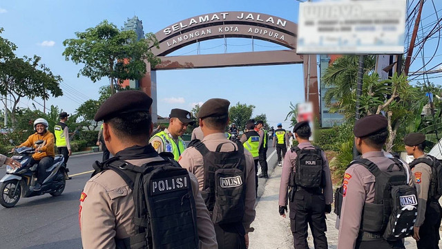 Ilustrasi: Polisi saat lakukan penyekatan suporter di perbatasan Bojonegoro. (Aset: Humas Polres Bojonegoro)