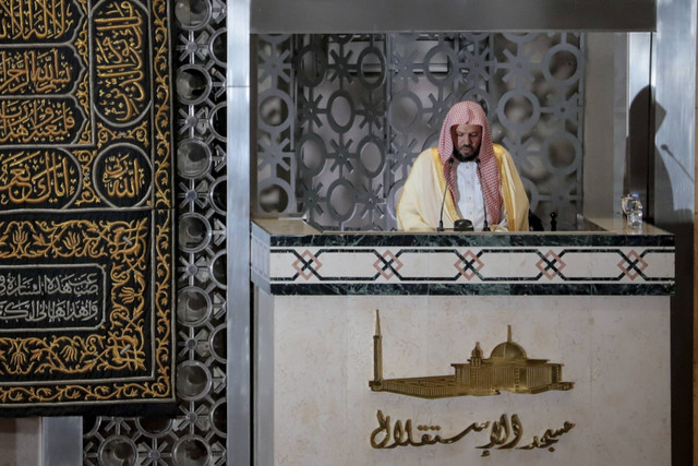 Imam Masjid Nabawi Syekh Dr. Ahmad bin Ali Al-Hudzaifi menyampaikan khutbah sebelum menunaikan salat Jumat di Masjid Istiqlal, Jakarta, Jumat (11/10/2024). Foto: Jamal Ramadhan/kumparan