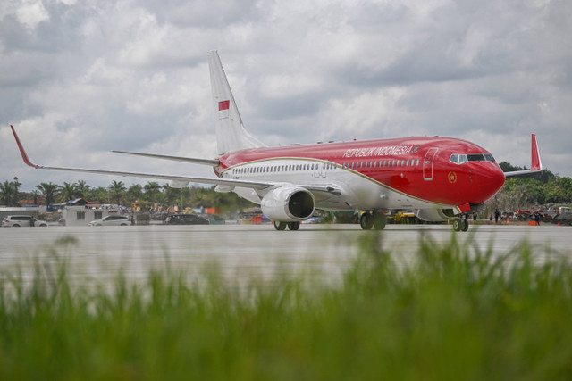 Pesawat Kepresidenan Indonesia-1 jenis Boeing 737-800 yang membawa Presiden Joko Widodo dan Ibu Negara Iriana Joko Widodo mendarat di Bandara Nusantara, Ibu Kota Nusantara, Kalimantan Timur, Jumat (11/10/2024). Foto: Sigid Kurniawan/ANTARA FOTO 