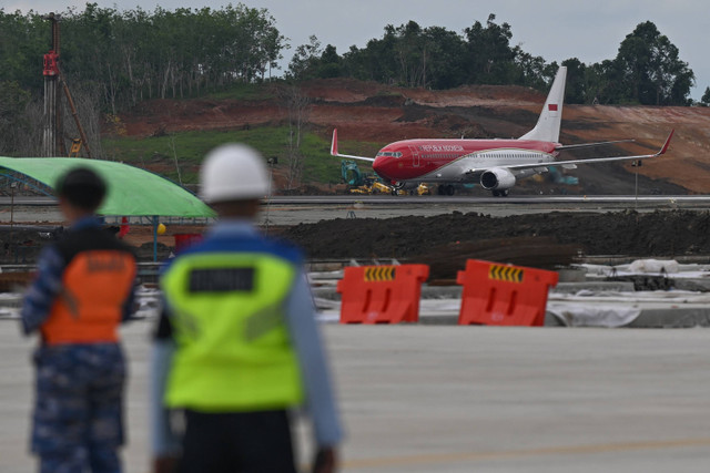 Pesawat Kepresidenan Indonesia-1 jenis Boeing 737-800 yang membawa Presiden Joko Widodo dan Ibu Negara Iriana Joko Widodo mendarat di Bandara Nusantara, Ibu Kota Nusantara, Kalimantan Timur, Jumat (11/10/2024). Foto: Sigid Kurniawan/ANTARA FOTO 