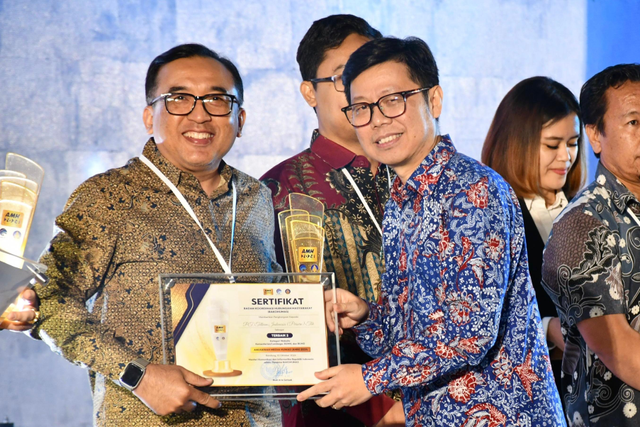 VP Corporate Communication Telkom Andri Herawan Sasoko menerima penghargaan pada ajang Anugerah Media Humas (AMH) 2024 yang diselenggarakan oleh Kementerian Komunikasi dan Informatika RI di Bandung pada Kamis (10/10/2024). Foto: Dok. Telkom